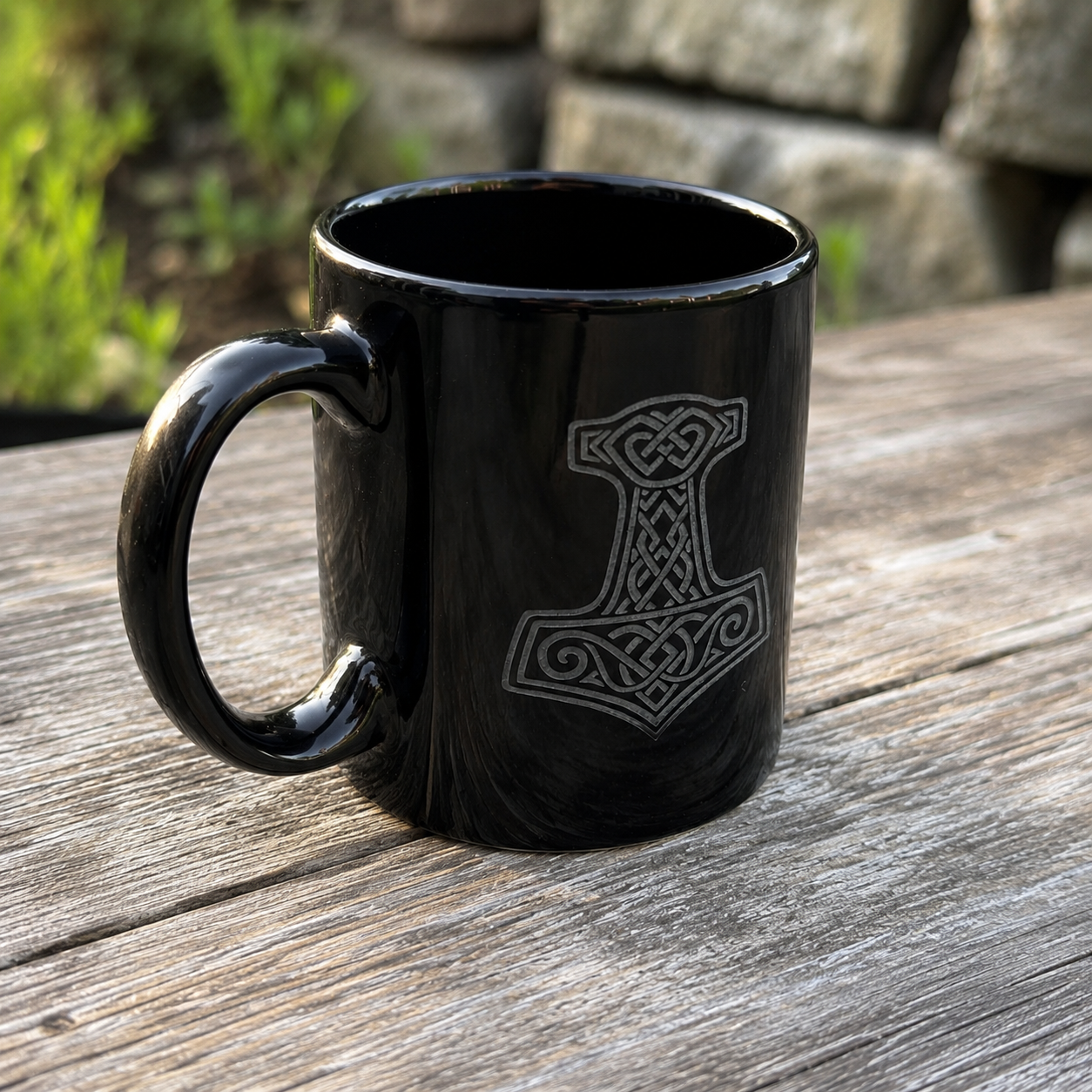 Wikinger Tasse mit Thors Hammer Gravur als Geschenk für Fans nordischer Mythologie
